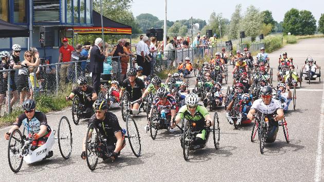 Tim, Laura, Sidney, John en Hans onklopbaar in Handbike Marathon Utrecht