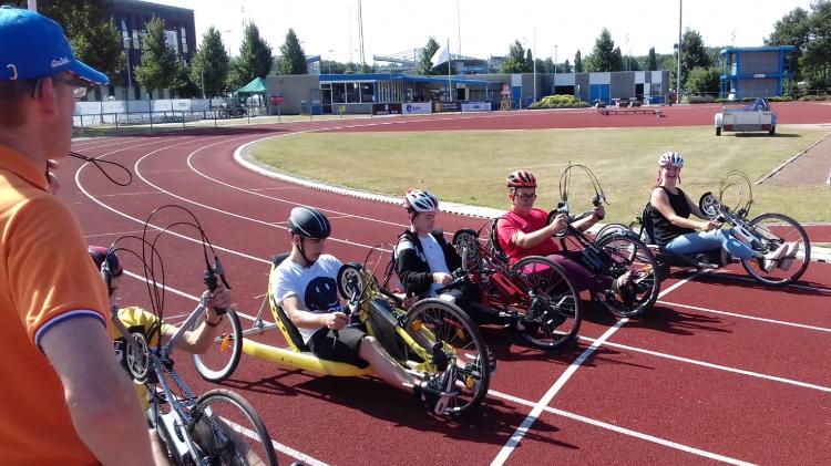 Kennismaking VSO Emmen met handbiken