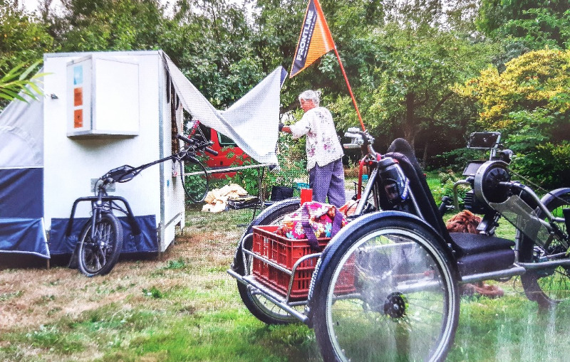 Geniaal: handbiken met een fietscaravan (+ hulphond + rolstoel)