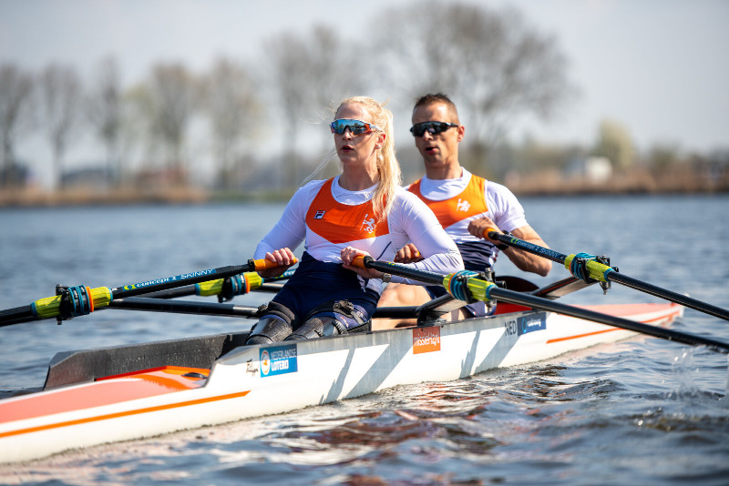 Chantal Haenen combineert handbiken en roeien: 